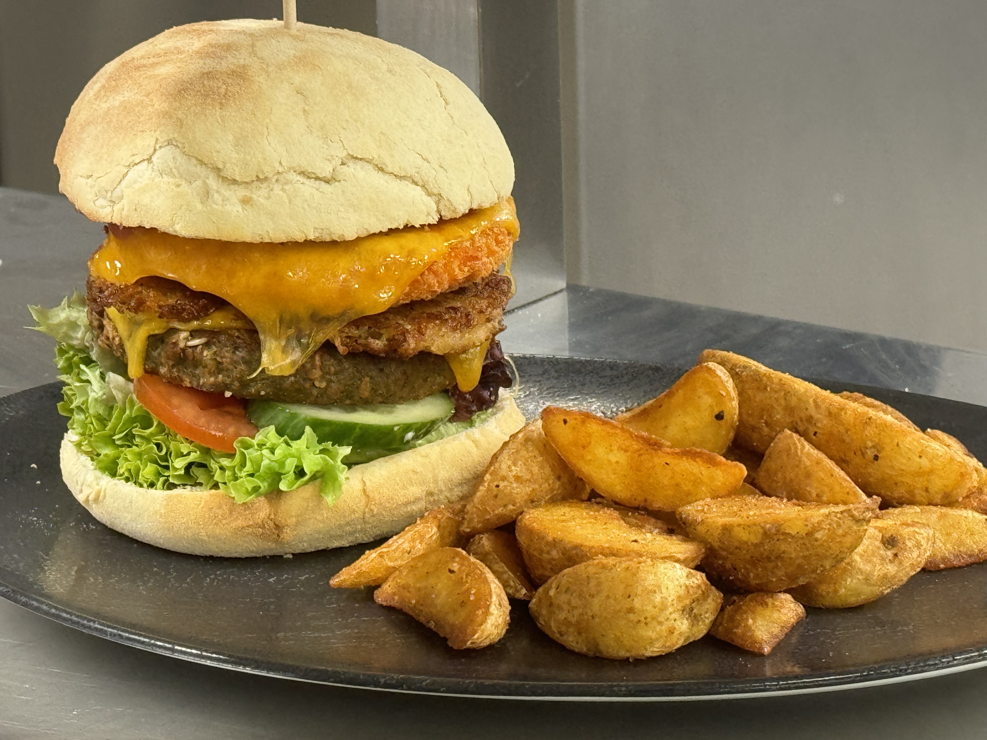 Veganerburger-mit-Wedges-Holzkaefer